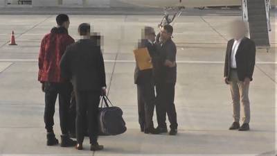 L’échange entre Brittney Griner et le prisonnier russe Viktor Bout filmé sur le tarmac de l’aéroport