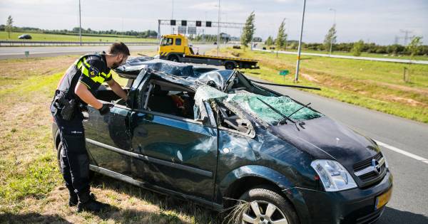 Auto over de kop op A50, man gewond