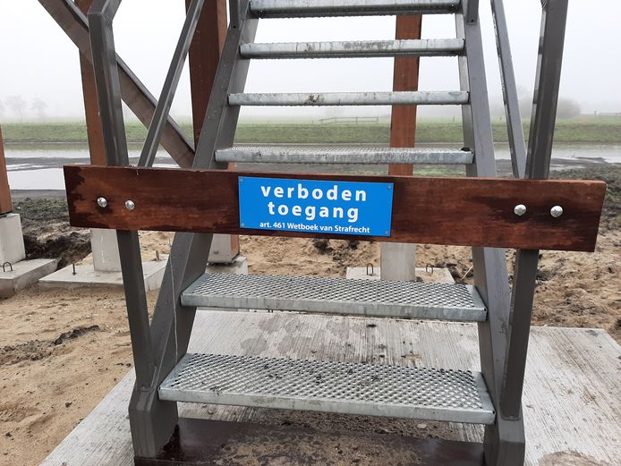 Betreden van de uitkijktoren is op dit moment gevaarlijk en dus verboden.