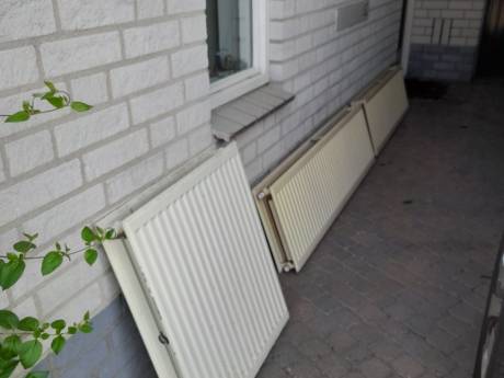 Vraag en Aanbod: Nelly heeft een paspoort gevonden en wie verrast Corry met een speeldoosje? 