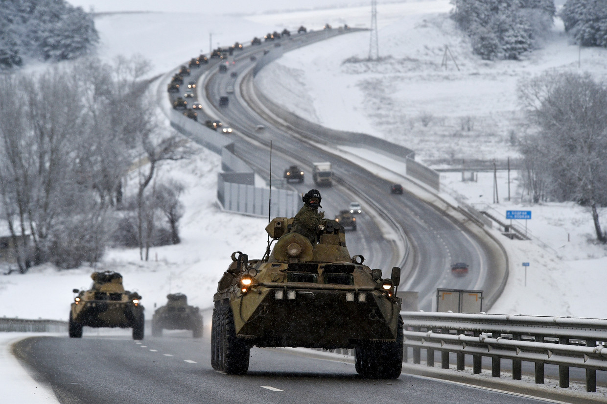 Russische tanks onderweg op de snelweg. De kans op een complete invasie van Oekraïne wordt door experts klein geacht. Beeld AP