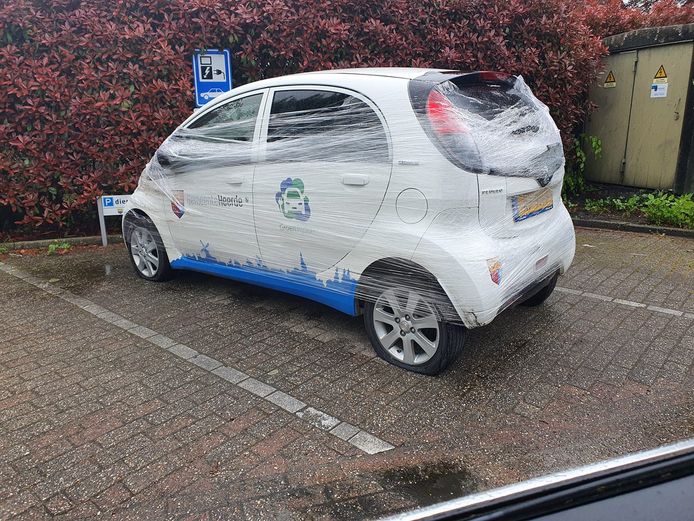 De wagen stond op het parkeerterrein van de gemeentekantoor in Heerde is omwikkeld met plastic.