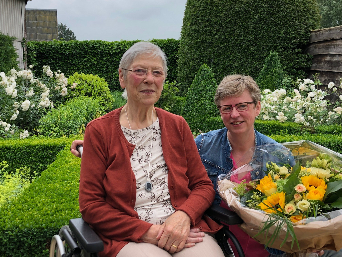 In de Wit-Gele Kruis afdeling Ieper-Poperinge kreeg Marleen Hennin (rechts) een boeket bloemen voor de Dag van de Mantelzorg. Zij is, naast thuisverpleegkundige, ook mantelzorger voor Josianne Lesage uit Watou.