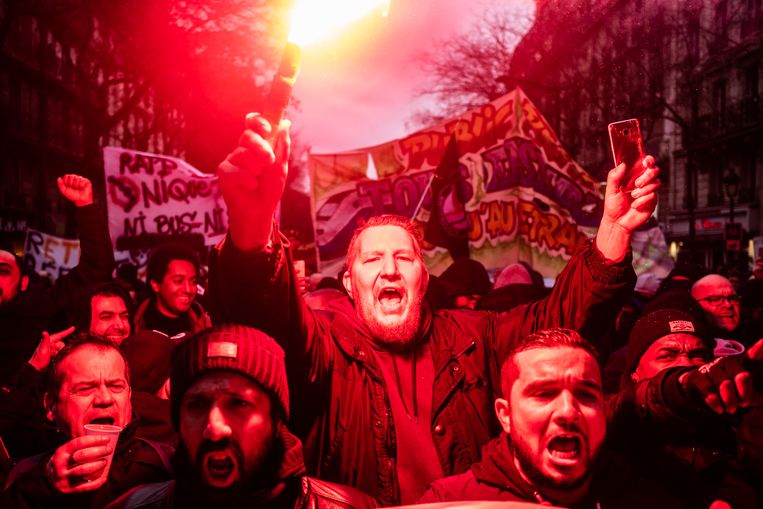 In 2020 namen ook al duizenden mensen deel aan een groot anti-pensioenhervormingsprotest in Parijs. Uiteindelijk zette Macron zijn plannen in de ijskast omdat corona om zich heen greep. Beeld Joris Van Gennip