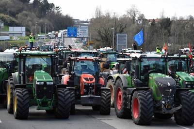 Les agriculteurs français et espagnols s’unissent pour manifester contre l’Europe