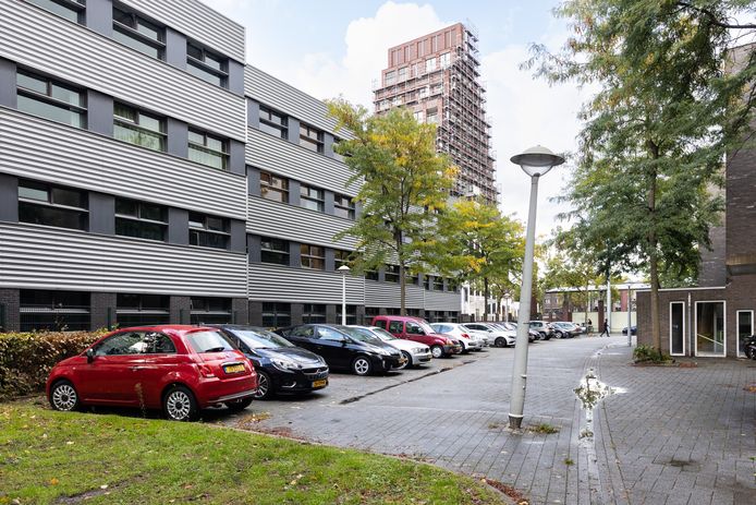 Gewaad bal Landschap Probeer maar eens uit te parkeren met deze lantaarnpaal pal achter je auto  | Amsterdam | AD.nl