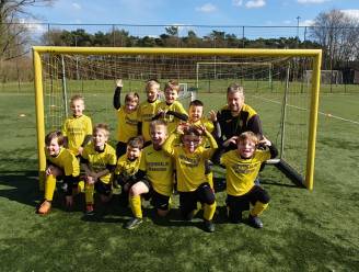 Jongste spelertjes KFC Halle amuseren zich rot op het voetbalveld