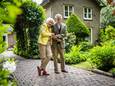 Wim en Ina Boone voor hun woning in Oosterbeek