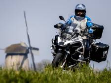 Motorrijder scheurt met slechts 1 meter ruimte langs fietsers op Zalkerdijk, rijbewijs afgepakt