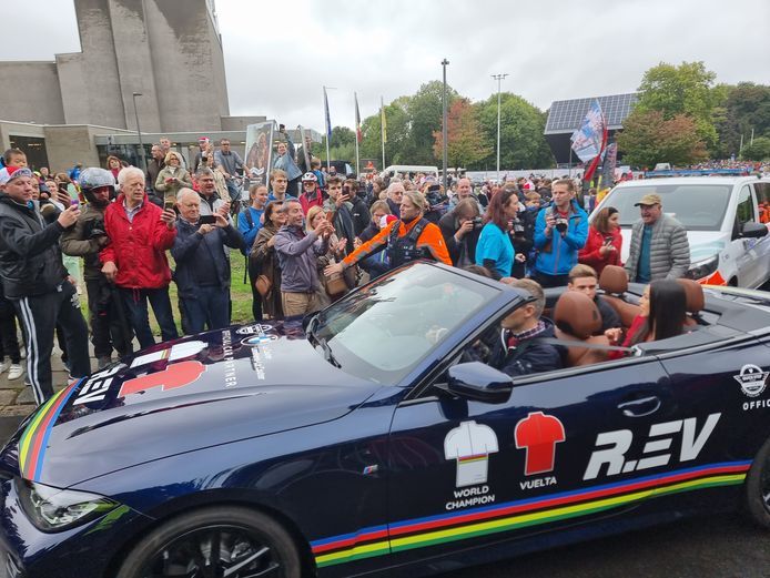 Remco Evenepoel werd uitgeroepen tot ereburger in Dilbeek en vertrok nadien in een cabrio naar Brussel. In zijn kielzog een peloton van wielertoeristen.