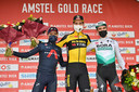 Het podium van de Amstel Gold Race, met v.l.n.r.: Pidcock (tweede), Van Aert (eerste) en Schachmann (derde).