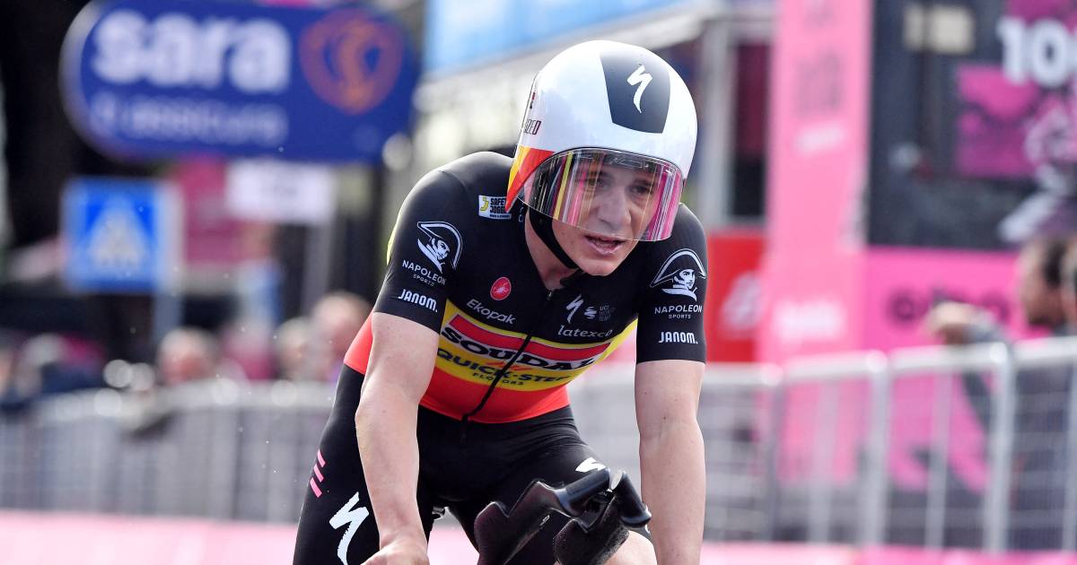 Remco Evenepoel slaat dubbelslag na secondespel in tijdrit Giro: ‘Ik startte veel te snel’
