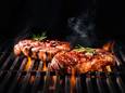 Een steak op de barbecue.