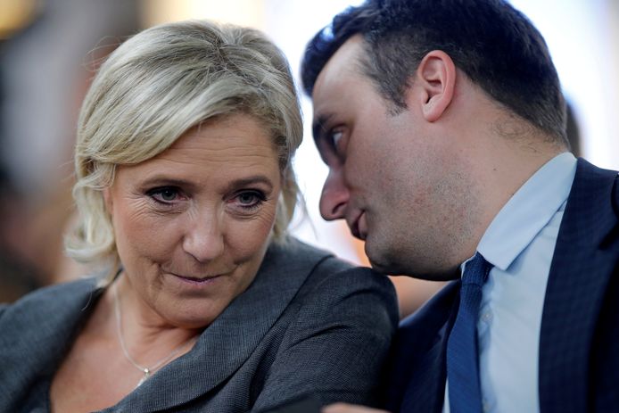 Leider van Front National Marine Le Pen (L) met haar rechterhand Florian Philippot (R) op archiefbeeld
