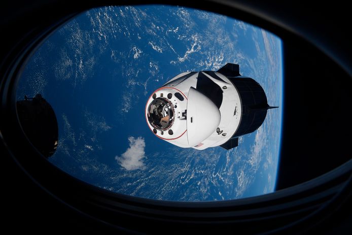 Crew Dragon van SpaceX, archiefbeeld van vlak voor het aanmeren van de capsule bij het ISS.