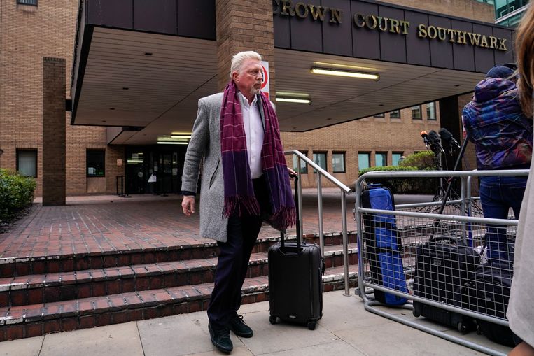 Boris Becker verlaat de rechtbank van Southwark Crown in Londen, waar hij zich verdedigde tegen de aanklacht van faillissementsfraude.  Beeld AP