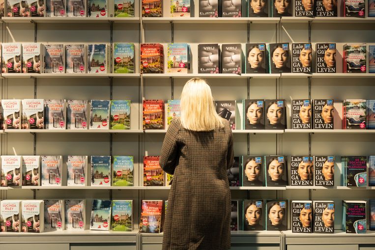 Een bezoeker snuistert tussen de boeken op het Boekenfestival vorig jaar. Beeld Klaas De Scheirder