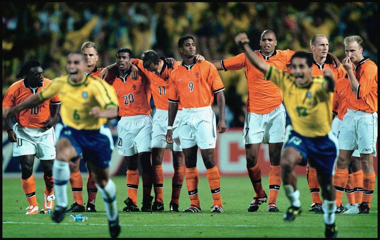 Een teleurgesteld Oranje na de verloren strafschoppenserie  tegen Brazilië tijdens het WK van 1998.

 Beeld  Klaas Jan van der Weij / de Volkskrant