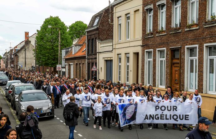 Honderden mensen stappen op in Wambrechies om Angélique te gedenken.