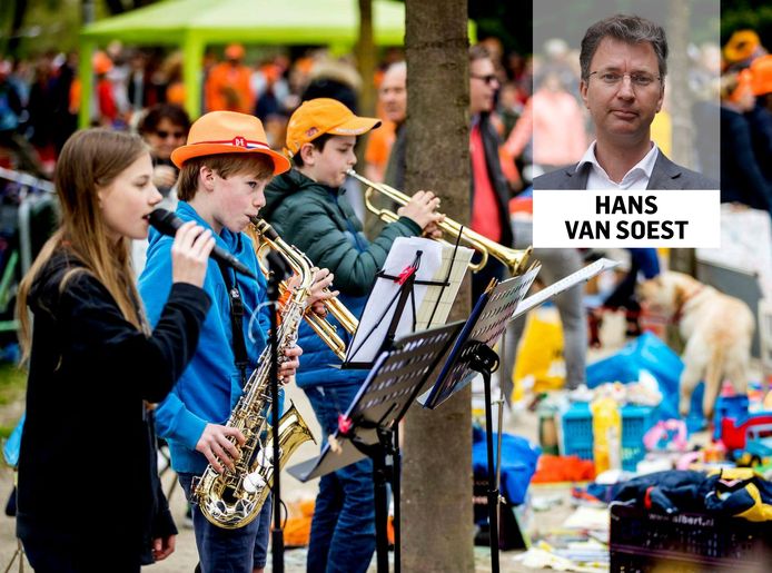 Kinderen vermaken zich op de vrijmarkt in het Amsterdamse Vondelpark tijdens Koningsdag. In het hele land verliep het feest zonder grote incidenten dankzij de inzet van vele duizenden vrijwilligers.