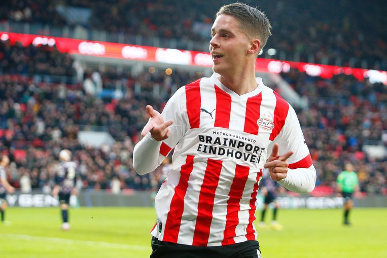 Joey Veerman mocht weer eens in de basis beginnen en scoorde de 1-0 voor PSV thuis tegen Go Ahead Eagles. Beeld Pro Shots / Niels Boersema