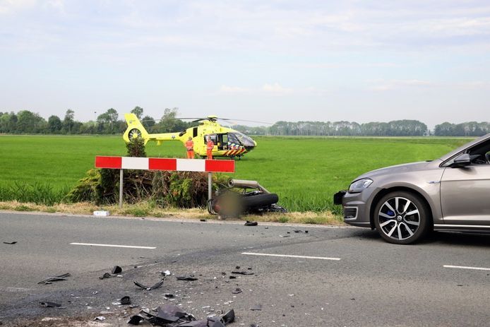 De traumahelikopter landde in een grasveld in Vuren, naast de weg waar het ongeluk gebeurde.
