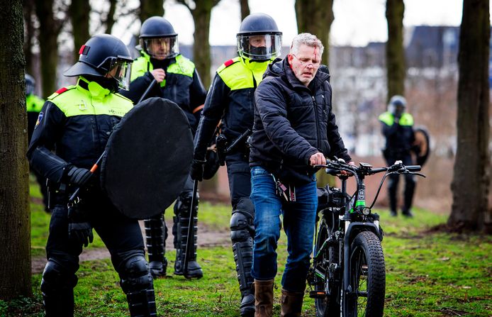 Een man is tegen het hoofd geslagen door de ME.