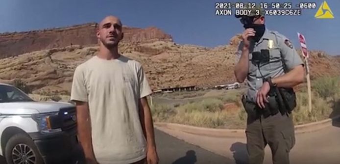 Cette image datant du 12 août 2021, tirée d'une bodycam de police publiée par les services de police de la ville de Moab, dans l'Utah, montre Brian Laundrie (à gauche) en train de parler avec la police alors qu'elle intervient pour une altercation entre lui et sa petite amie Gabrielle Petito.