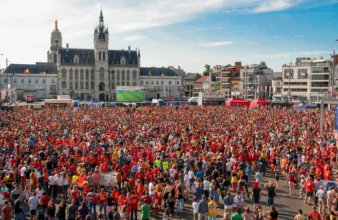 Vele duizenden fans voor de Rode Duivels op groot scherm tijdens het WK voetbal in 2014. Het komende WK verhuist het fandorp naar het Hendrik Heymanplein.