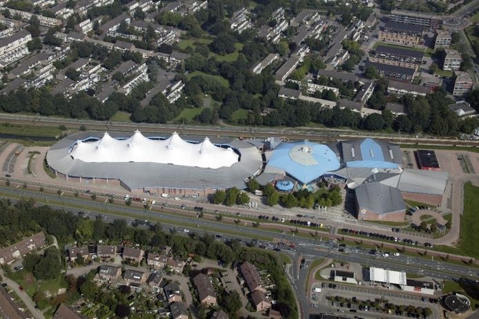 De Scheg vanuit de lucht, met links de ijsbaan en rechts het zwemparadijs en de sporthallen.