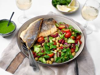 De lente op je bord: zeebaarsfilet met salsa verde en bonenslaatje