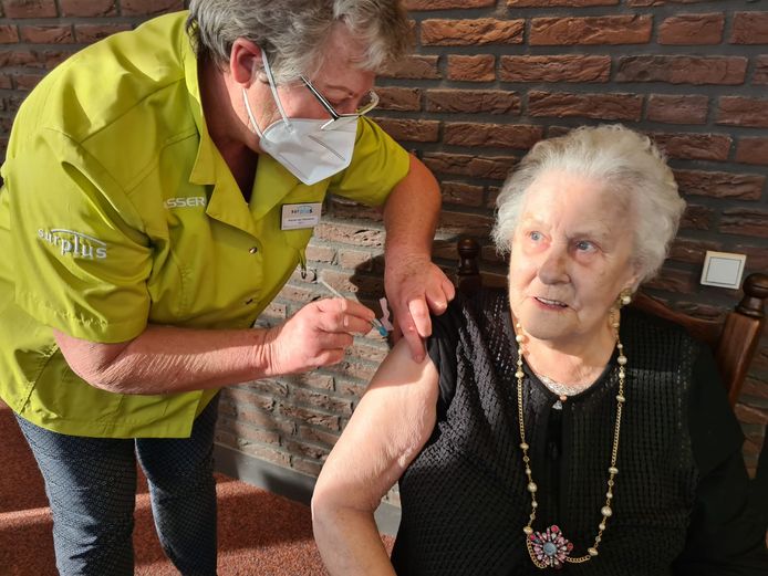 Mevrouw Langeweg krijgt haar eerste vaccinatie tegen het coronavirus in de Fendertshof in Fijnaart.