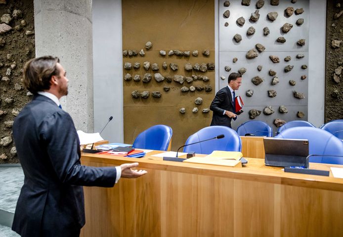 Thierry Baudet (FvD) en Premier Mark Rutte, nadat het voltallige kabinet de plenaire zaal verliet tijdens de bijdrage van Baudet aan de Algemene Politieke Beschouwingen. Foto ANP