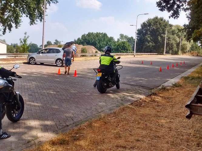 Groningse motorrijschool begint weer met lessen, maar niet voor leerlingen van buiten de regio
