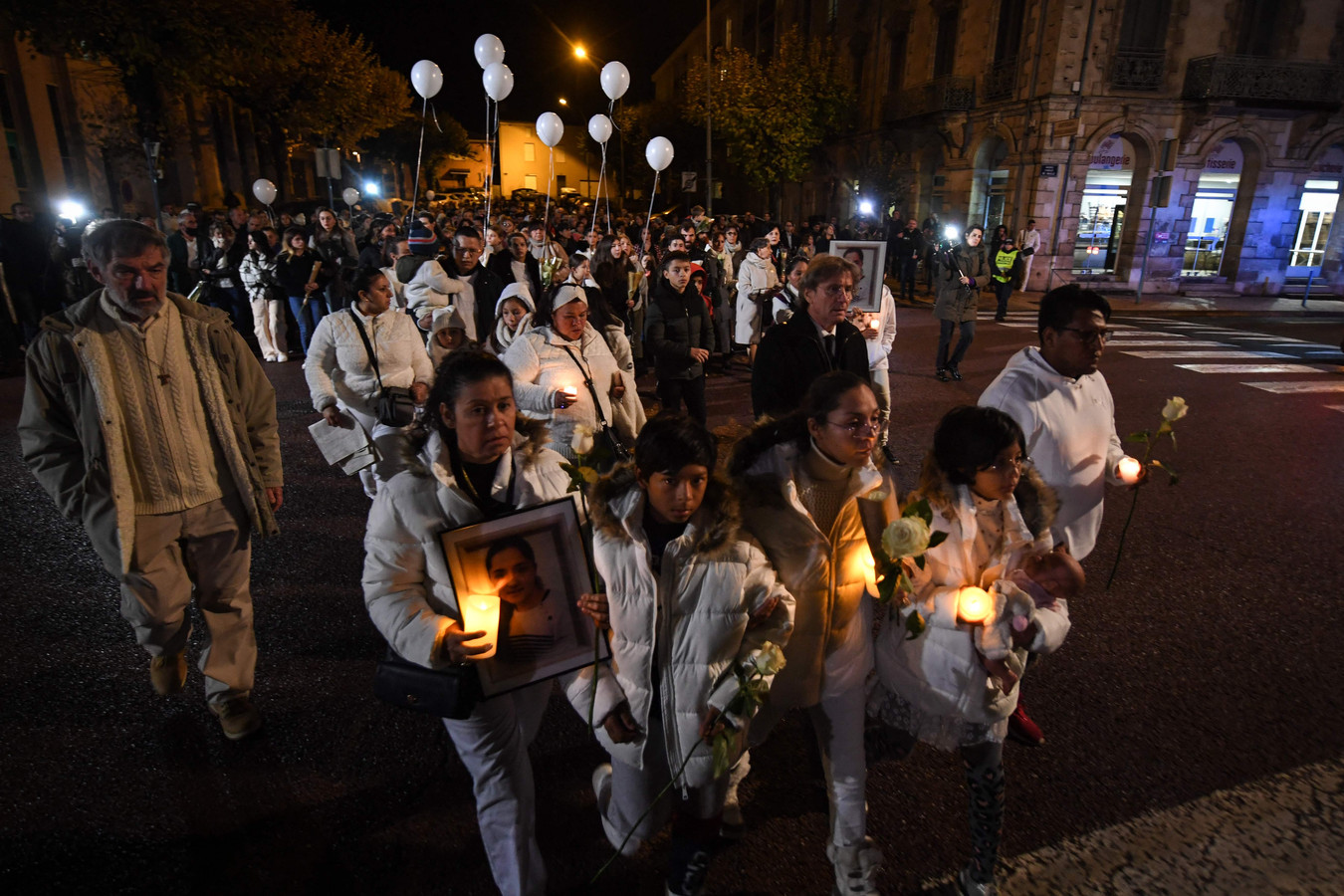 La mère de l’adolescente, son petit frère et sa sœur cadette ouvraient le cortège, tous vêtus de blanc et le portrait de Vanesa en main.
