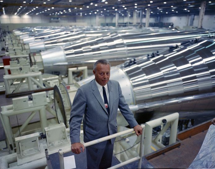 Karel Bossart, de 'onbekende' Belgische ruimtevaartpionier, in de productiehal van 'zijn' Atlas. Hij ontwikkelde deze raket in de jaren '50 maar ze wordt tot op vandaag ingezet om de ruimte te verkennen.