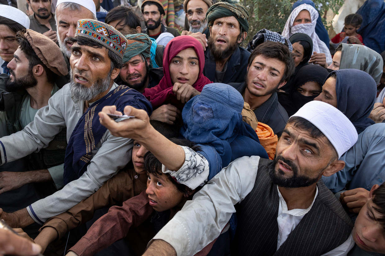 Vluchtelingen vragen om hulp. Uit angst voor de Taliban trekken Afghanen vanuit het hele land naar hoofdstad Kabul.  Beeld Getty Images