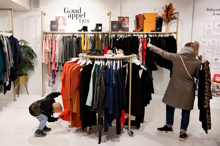 Wat is er mis Toepassing Sandalen De markt voor tweedehands kleding groeit als kool, maar hoe duurzaam is het  eigenlijk?