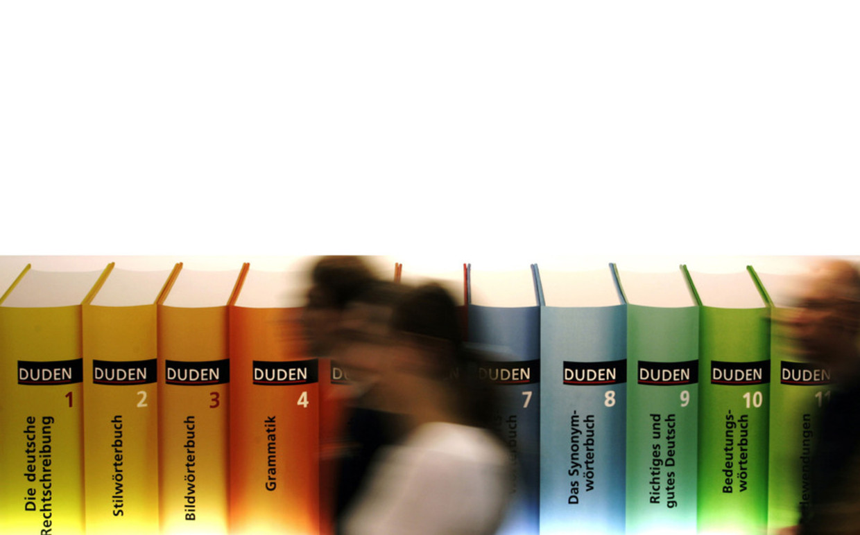 Duden-woordenboeken en studieboeken op de Frankfurter Buchmesse van 2005. Beeld afp