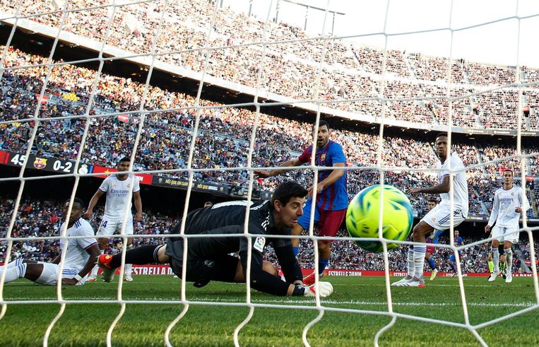 Thibaut Courtois incasseert nog een late goal van Sergio Agüero in Barcelona. Beeld REUTERS