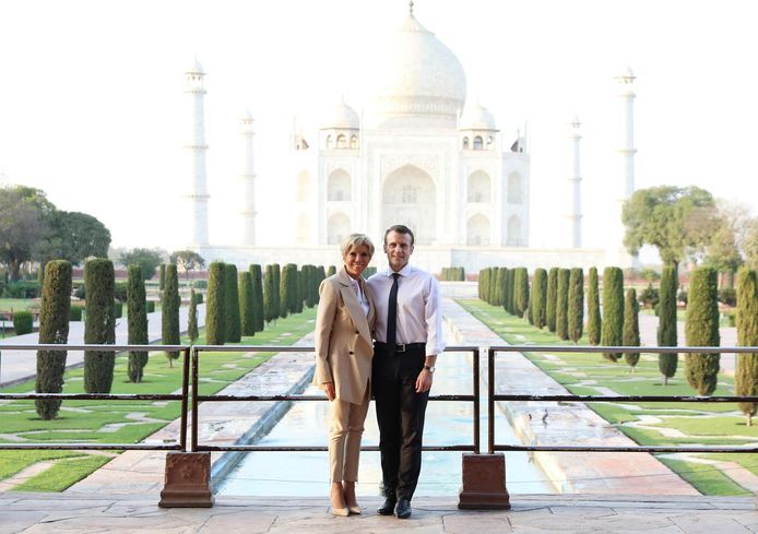Le couple présidentiel français visitant le Taj Mahal ce dimanche 11 mars.