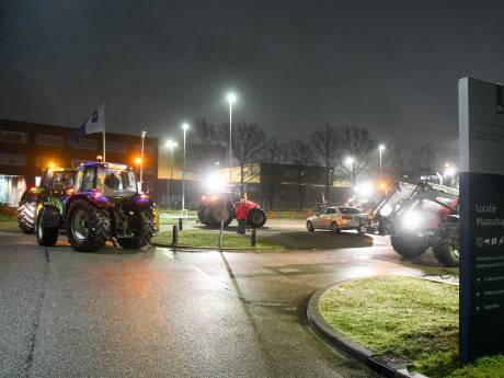 Steunbetuiging met toeterende tractoren bij gevangenis waar shovelchauffeur vastzit