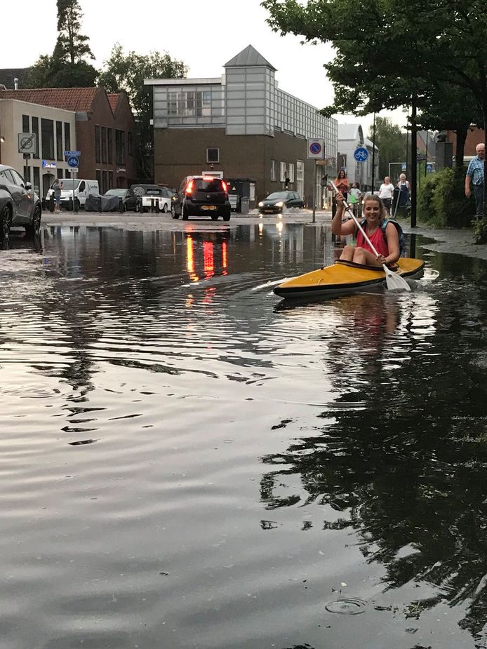 In Maassluis viel zoveel water dat er gekanood kon worden door de straten.