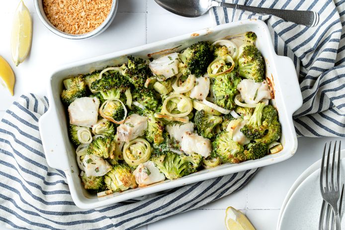 Romige visschotel met prei en broccoli.