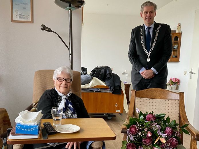 Burgemeester Wouter Kolff ging op bezoek bij de jarige mevrouw Blenman-Pracht.