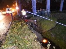 Lantaarnpaal wéér omver gereden op beruchte weg: auto belandt in sloot