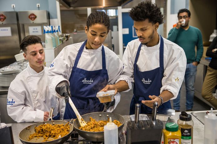 Albeda verzorgt kooklessen voor studenten, die dan in ieder geval een keer in de week een warme maaltijd hebben.