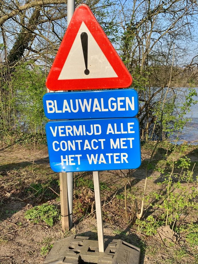 De gemeente plaatste aan het meer grote waarschuwingsborden.