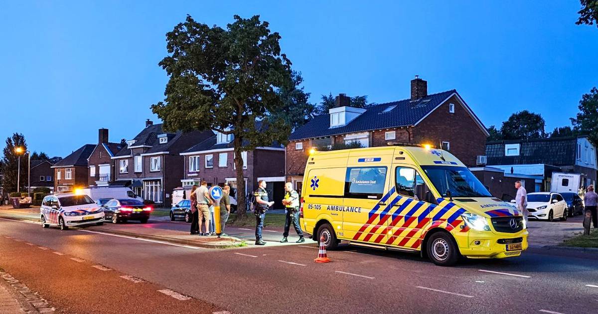 Man ligt gewond op straat in Enschede: mogelijk slachtoffer van aanrijding.