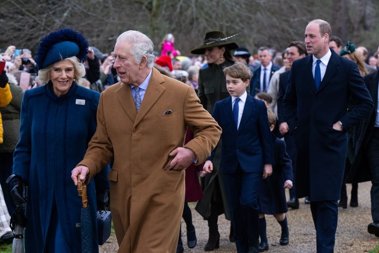 Camilla en Charles III met daarachter George, Catherine en William, 25 december 2022 in Sandringham. Beeld Samir Hussein/WireImage